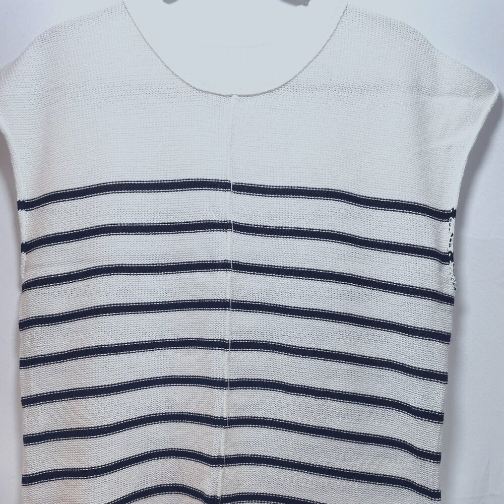 Sleeveless White and Black Sweater Medium stylish trend women